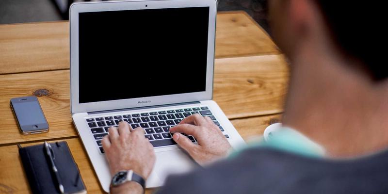 从合规到价值创造：以CRM与IT咨询为核心的企业数据治理战略升级