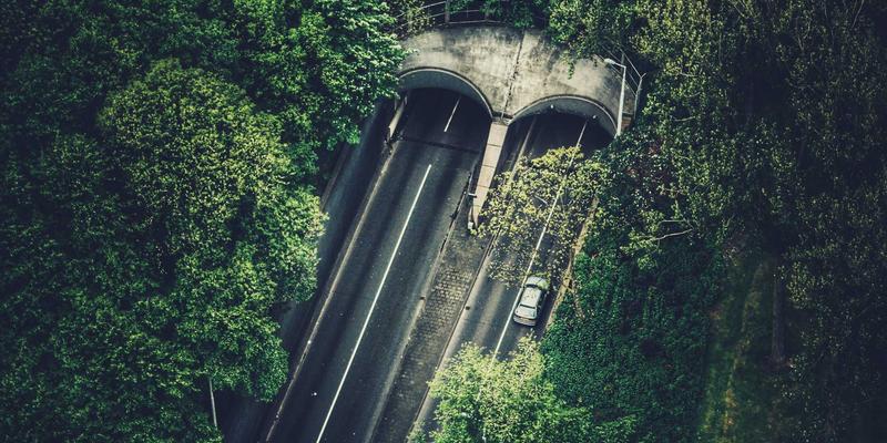 以客户为中心的组织变革：如何利用数据分析、CRM与ERP构建端到端客户旅程管理体系