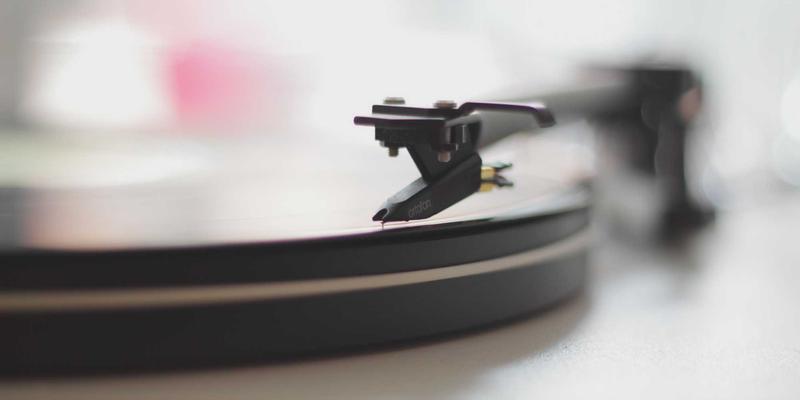 远程与混合办公新常态：如何借力CRM与ERP信息化服务破解企业管理难题